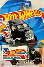 Load image into Gallery viewer, Hot Wheels Hiway Hauler
